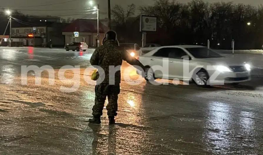 Оралда қатты көктайғақ: тұрғындар жұмысқа, балалар сабаққа жете алмаған