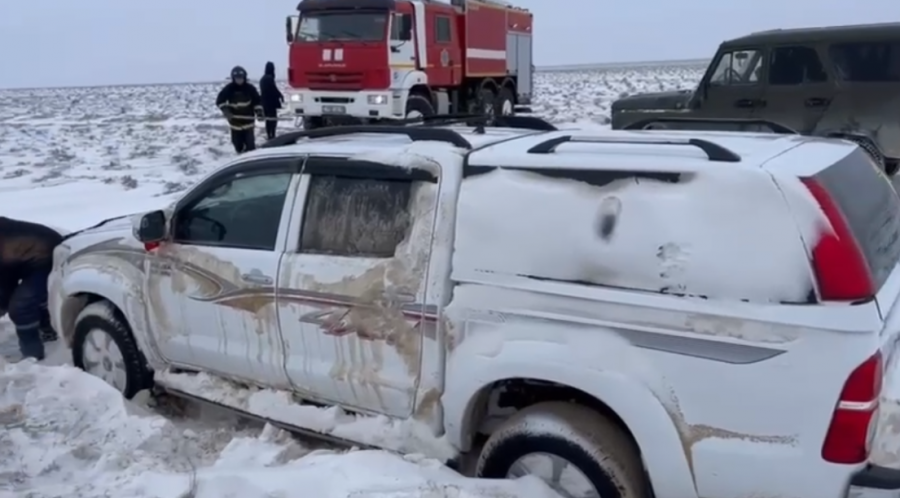 Ішінде 2 бала болған: Маңғыстау облысындағы тас жолда автокөлік қалың қарға батып қалды