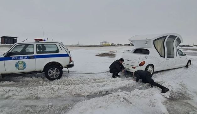 Жаңа туған сәби мен анасын перзентханадан лимузинмен шығарып алғандар қар құрсауында қалып қойған