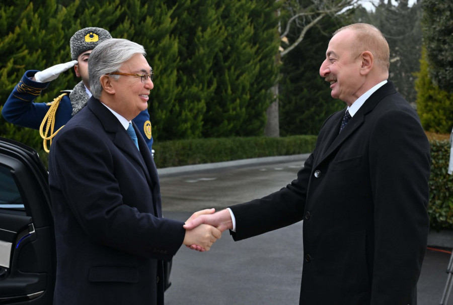 Тоқаевты Әзербайжан президентінің резиденциясында қалай қарсы алды: фото