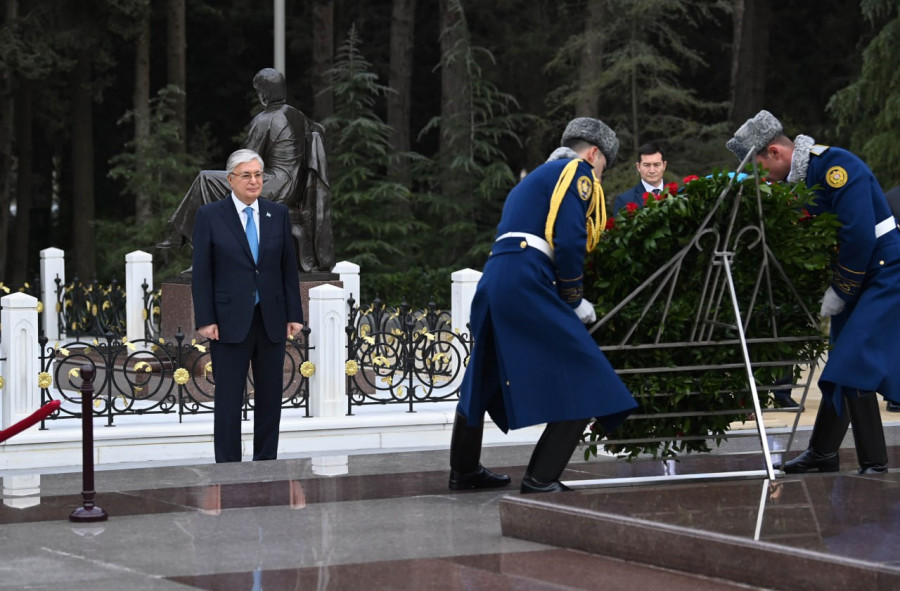 Тоқаев Гейдар Әлиевтің рухына тағзым етіп, марқұмның бейітіне гүл шоқтарын қойды