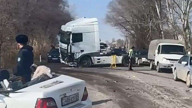 Алматы облысында жеңіл көлік пен жүк көлігі соқтығысып төрт адам қаза тапты