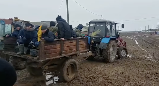 Оқушылар ҰБТ тапсыруға трактормен барған: БҚО әкімдігі Желіде тараған видеоға түсінік берді