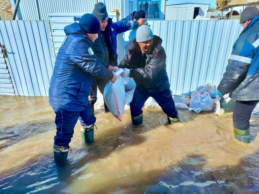 БҚО-дағы су тасқыны: өңірде төтенше жағдаймен күрес қалай жүргізіліп жатыр?