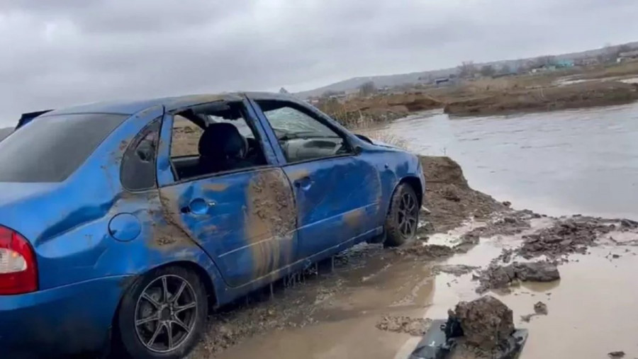 Абай облысында 23 жастағы жігіт көлігімен көпірден құлап мерт болды