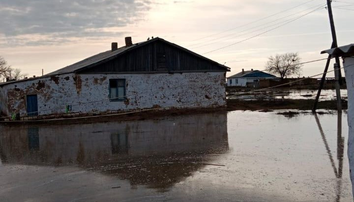 Атырауда Қызылқоға ауданына қарасты Балабейіт қыстағы суға кетті