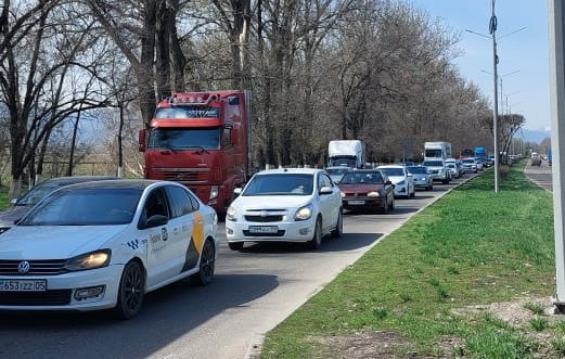 "Жүйкені жұқартқан 19-шы шақырым". Алматы-Ташкент тасжолының көлік кептелісі тұрғындардың наразылығын туғызды