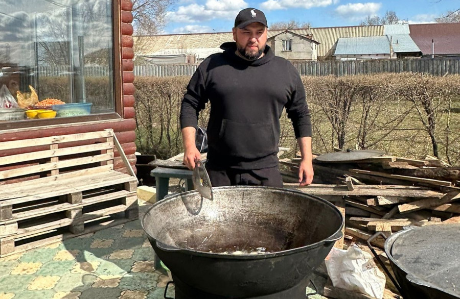 "Өзбек халқының атынан қызмет көрсетейін деп келдім". Өзбекстандық азамат Оралда еріктілерге палау пісіріп жүр