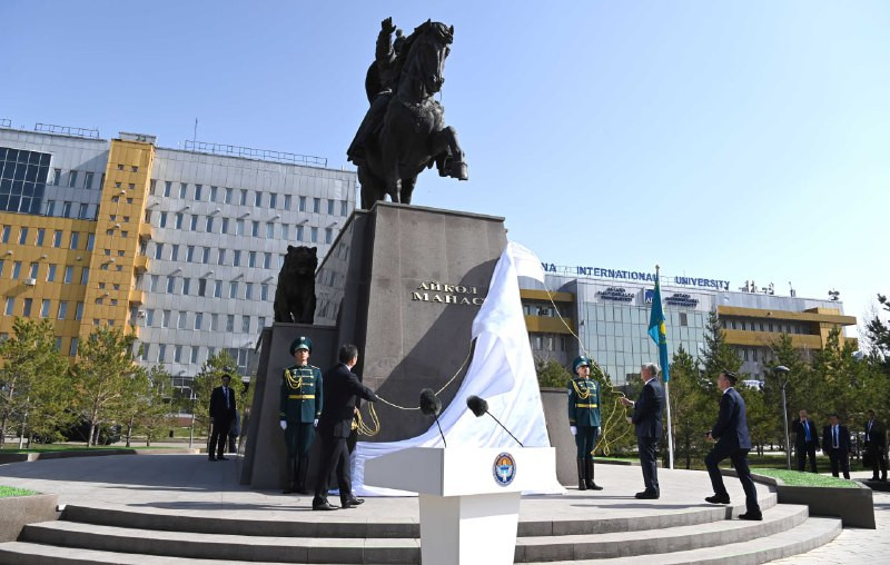 Тоқаев пен Жапаров Астанадағы Айкөл Манас ескерткішін салтанатты түрде ашты