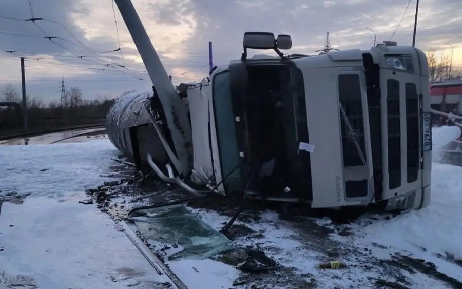 Павлодарда жол-көлік оқиғасының салдарынан жолға 20 тоннаға жуық битум төгілді