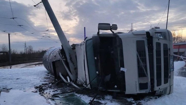 Павлодарда сұйық битум тасымалдайтын көлік аударылды