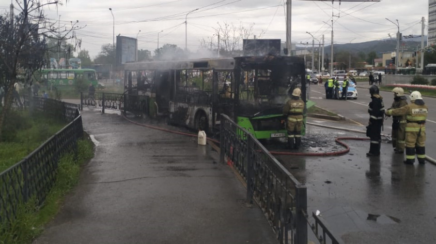 Алматыда автобус түгі қалмай өртеніп кетті