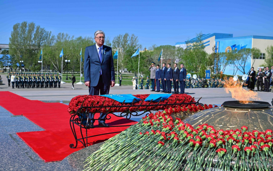 Тоқаев "Отан Ана" монументіне гүл шоғын қойып, қаза тапқан жауынгерлердің рухына тағзым етті