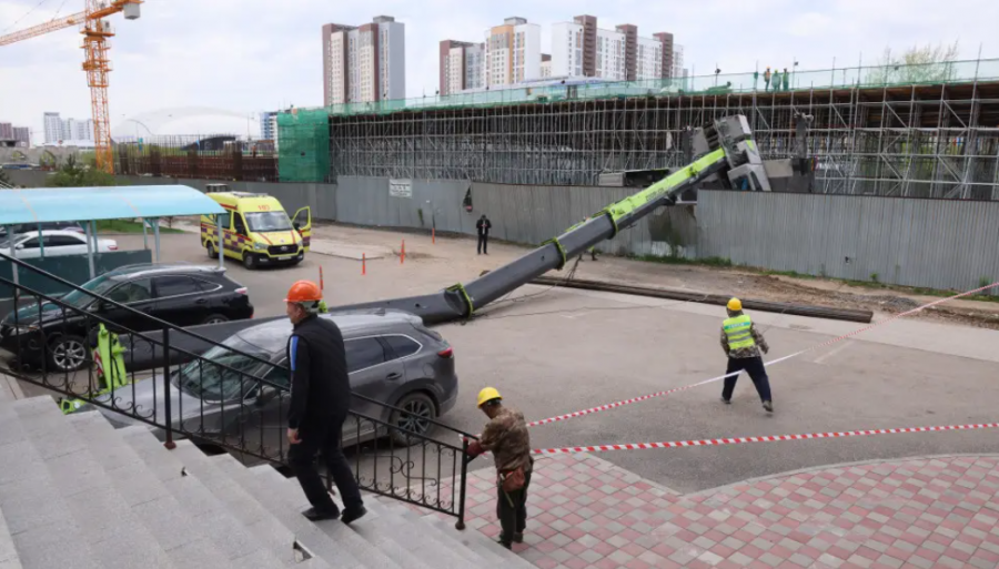 Астанадағы LRT құрылыс алаңында кран құлады