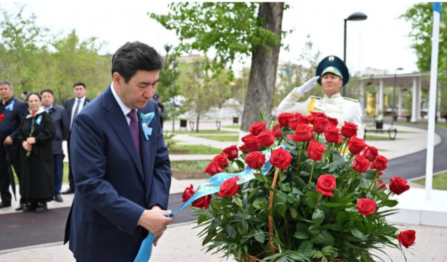 Мәжіліс төрағасы Мәншүк Мәметованың ескерткішіне гүл шоқтарын қойды