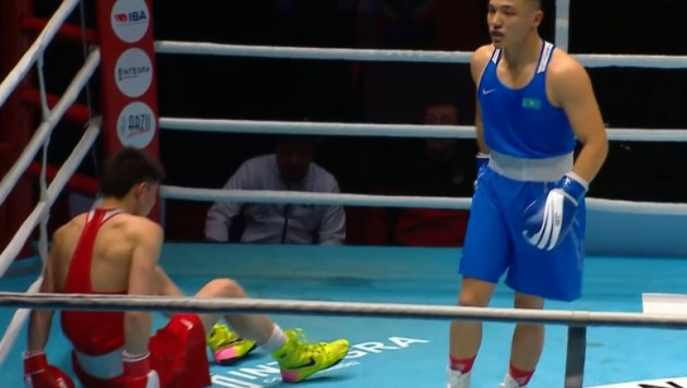 Өзбекстанда туған қазақ боксшы қарсыласын бірінші раундта екі рет құлатты