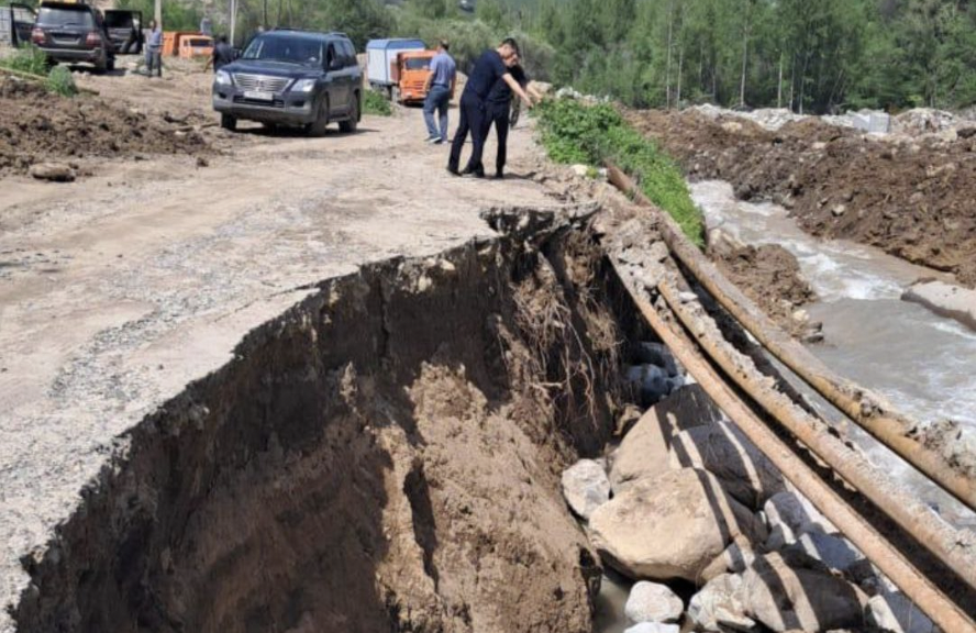 Алматыдағы Аюсай бөгетінің маңында жол опырылып түсті