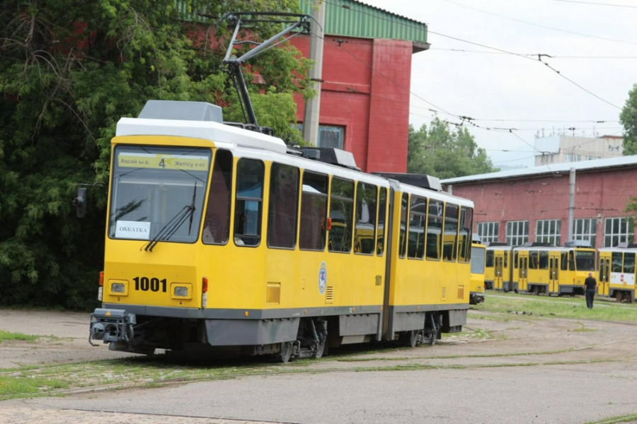 Павлодарда трамвай бағанына соғылған автобус жүргізушісі көз жұмды