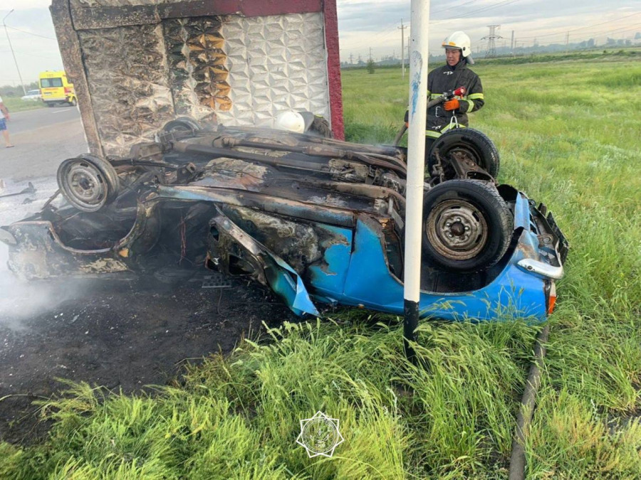 Павлодарда жол апаты салдарынан көлік өртеніп кетті