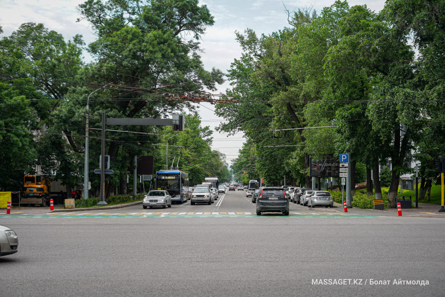 Алматыда ақылы автотұраққа абонемент енгізілуі мүмкін