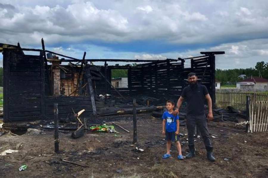 "Берілген үйді жаман, сапасы нашар демедім". Оңтүстіктен солтүстікке отбасымен көшіп барған Бурахан Дақанұлының үйі өртеніп кетті