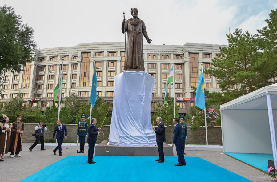 Тоқаев пен Мирзиеев Астанадағы Әлішер Науаи ескерткішін ашты