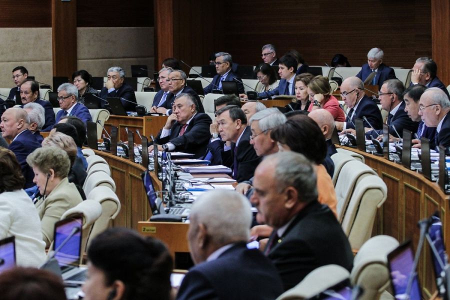 Парламент Мәжілісінің жалпы отырысы бір минуттық үнсіздікпен басталды