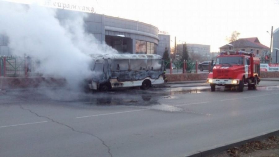 Павлодарда автобустың өртеніп жатқаны түсірілген видео пайда болды