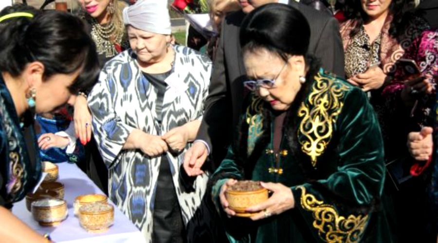 Бибігүл Төлегенова алматылықтарға Наурыз көже дайындап берді 