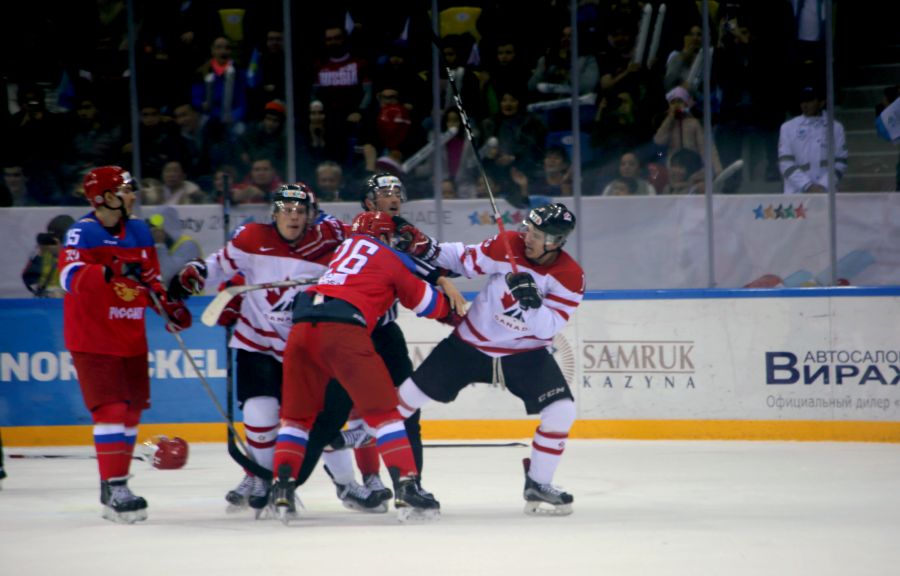 Хоккейден Ресей мен Канада ойыны төбелеспен аяқталды