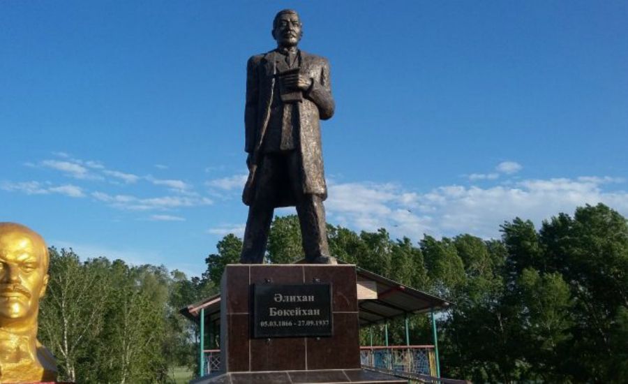 Семейлік тракторшы өз қаражатына Әлихан Бөкейханның ескерткішін орнатты