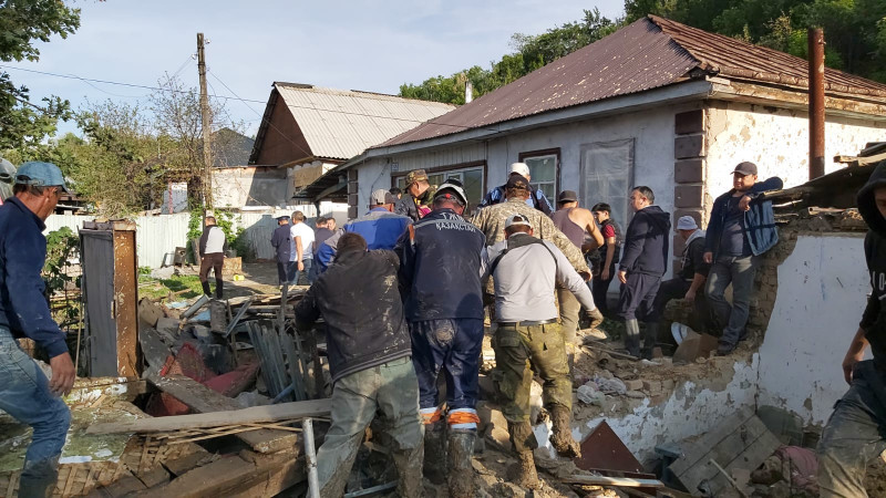 Текелідегі лай көшкіні: қаза тапқан қыздың отбасына екі бөлмелі пәтер берілді