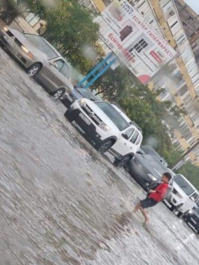 Желіде су басқан көшеде аяқкиімін іздеп жүрген баланы күткен жүргізушілердің суреті тарады