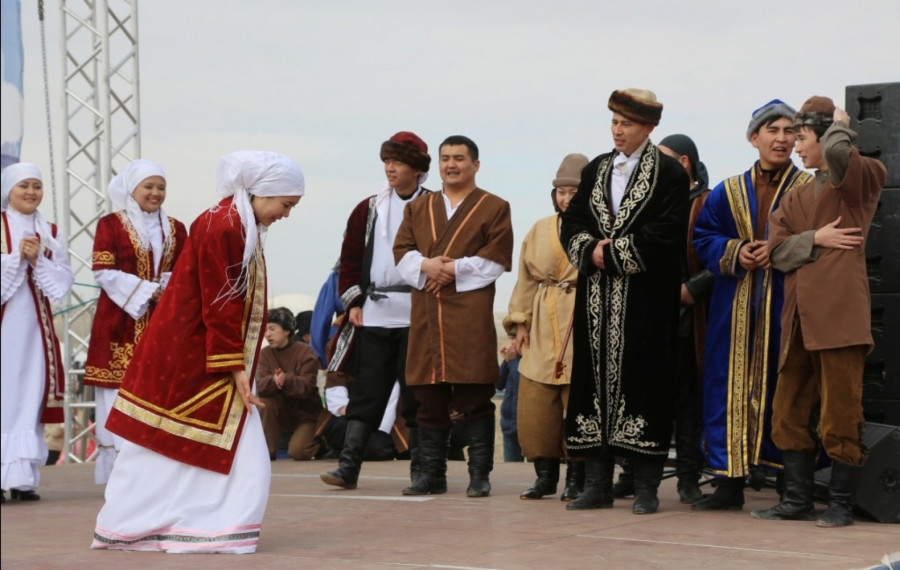 "Ұлыбританияда да келіндер қазақтар секілді сәлем салады"