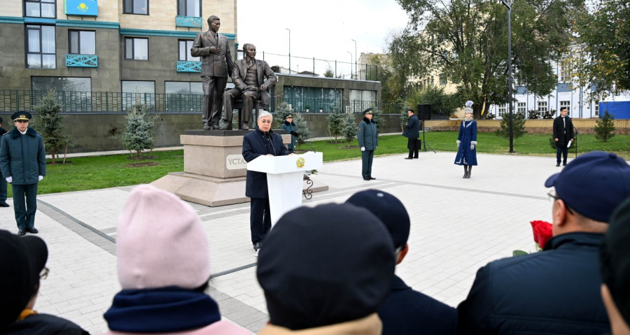 Семейде Мұхтар Әуезов пен Қайым Мұхамедхановқа арналған ескерткіш ашылды