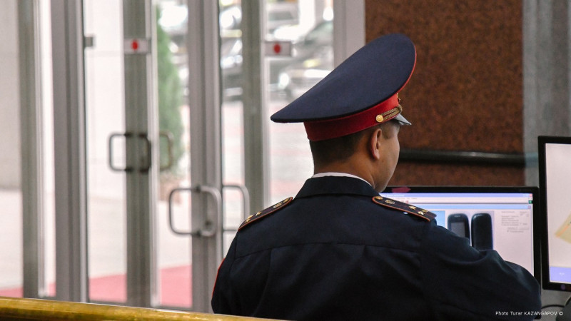 Алматыда полиция подполковнигін белгісіз ер адамдар соққыға жықты