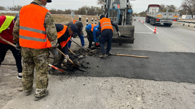 Үштөбеде жол жөндеушілер теміржол рельсінің үстінен асфальт төсеп тастаған