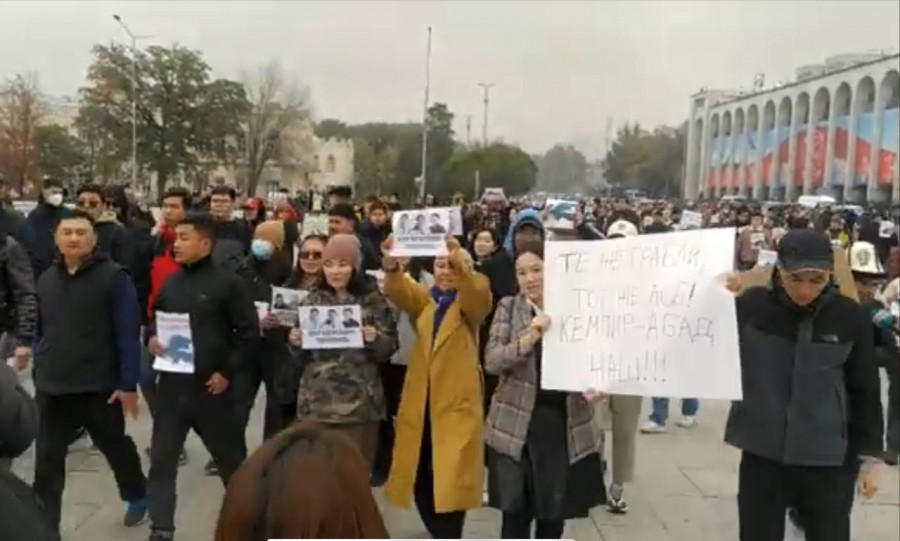 Бішкектегі митинг: шерушілер су қоймасын Өзбекстанға беруге қарсы петицияға қол қойды