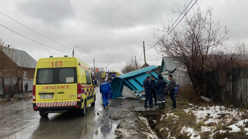 Петропавлда көлік аялдамаға соқтығысып, төрт адам зардап шекті