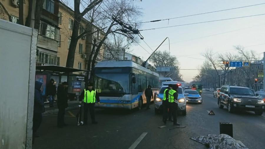 Алматыда троллейбус жүргізушісін көлік қағып кетті