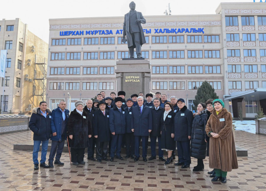 Тоқаев жазушы Шерхан Мұртазаның ескерткішіне гүл шоғын қойды