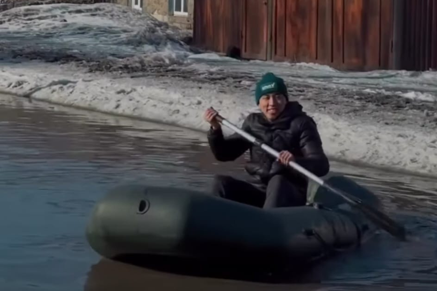 Семей тұрғындары су басқан көшеде қайықпен жүр - видео