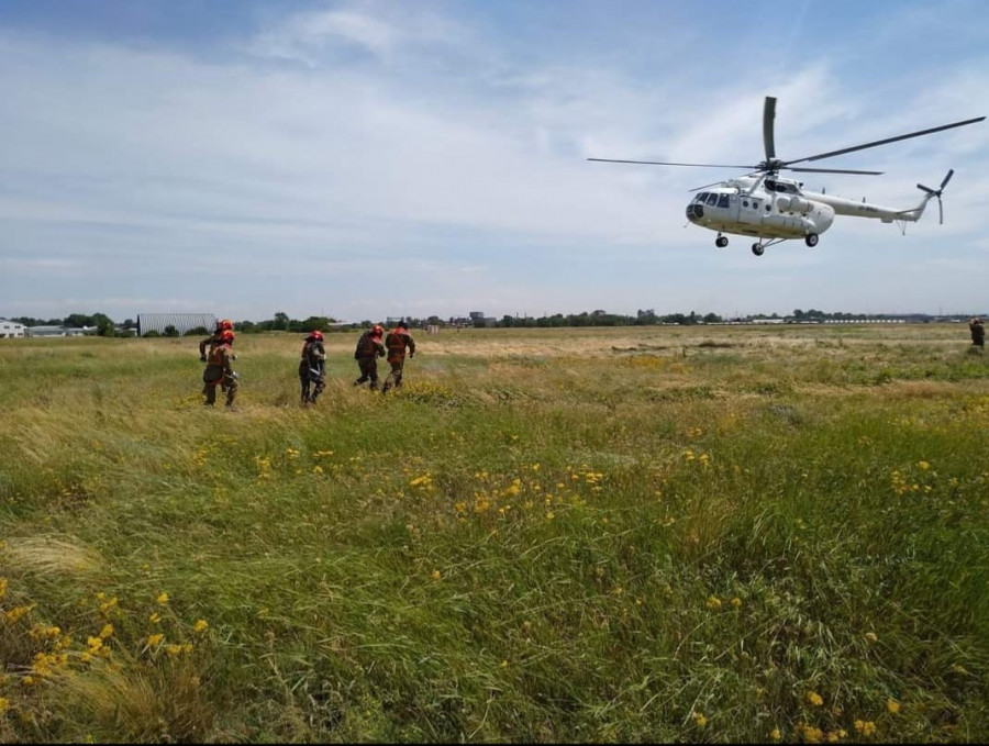 Әйеліне тікұшақпен гүл таситын жігіт