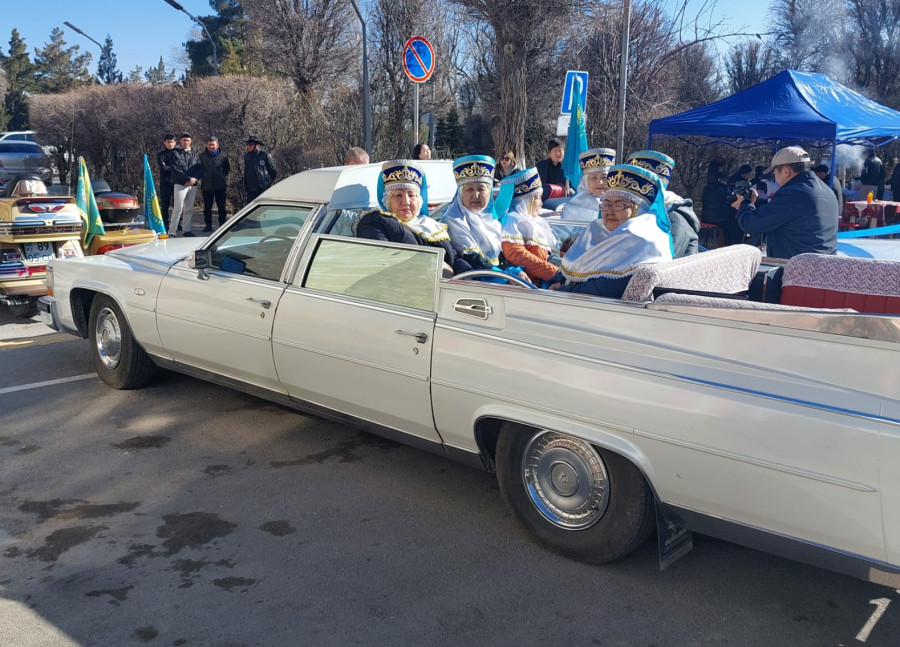 Қонаевта әжелер сайлауға ретрокөліктермен келді