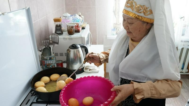 "Бауырсақ апа". 77 жастағы семейлік әже бауырсақтың 10 түрін пісіре алады