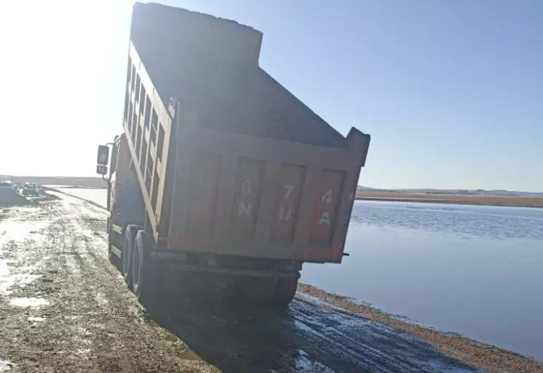 "Бюджет қаражаты тағы да желге ұшып жатыр". Ақмолалық тұрғындар су шайып кеткен жолға ірі тас төселгеніне наразы