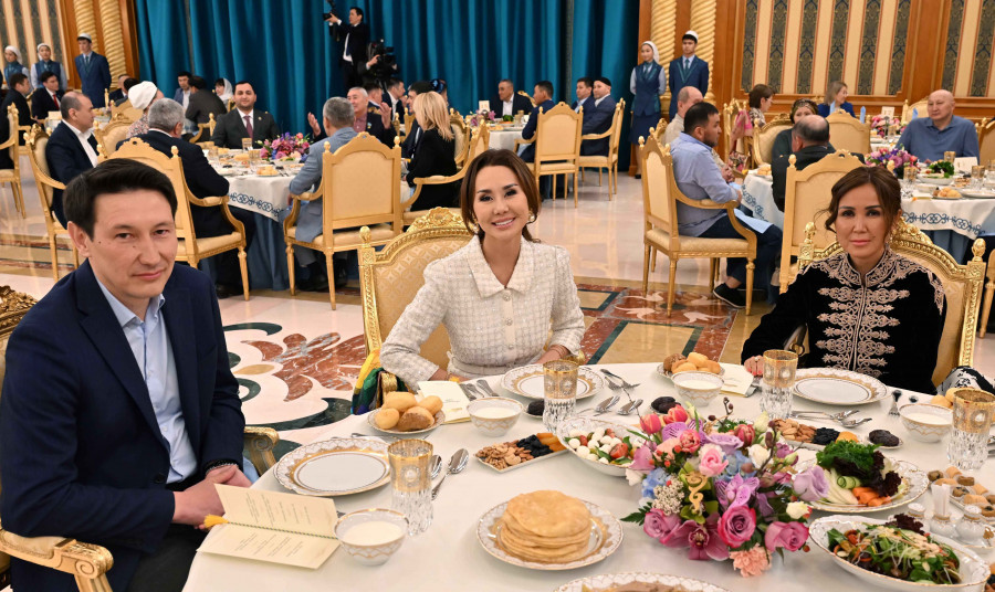 Есен Елеукен, Динара Сәтжан. Тоқаев берген ауызашарға кімдер барды?