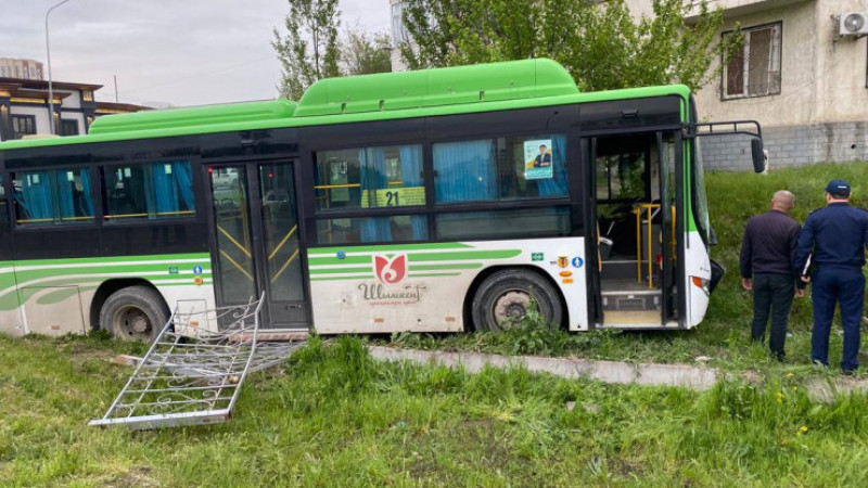 Шымкентте жүргізушісі жоқ автобус қарсы жолаққа шығып кетті: зардап шеккендердің жағдайы белгілі болды