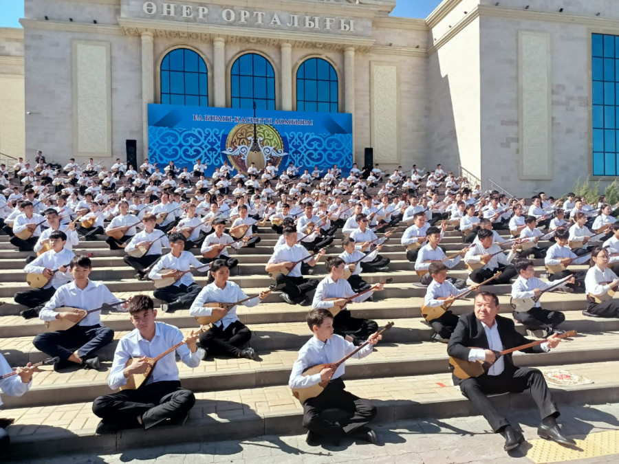 Көзтоймас көрініс: Ақтөбе облысында 6 мың оқушы бір мезетте күй тартты