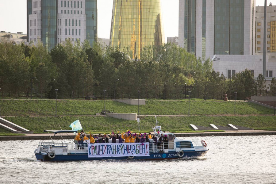 "Краш, туған күніңізбен". Астаналық 20 белсенді Тоқаевты кеме бортынан құттықтаған